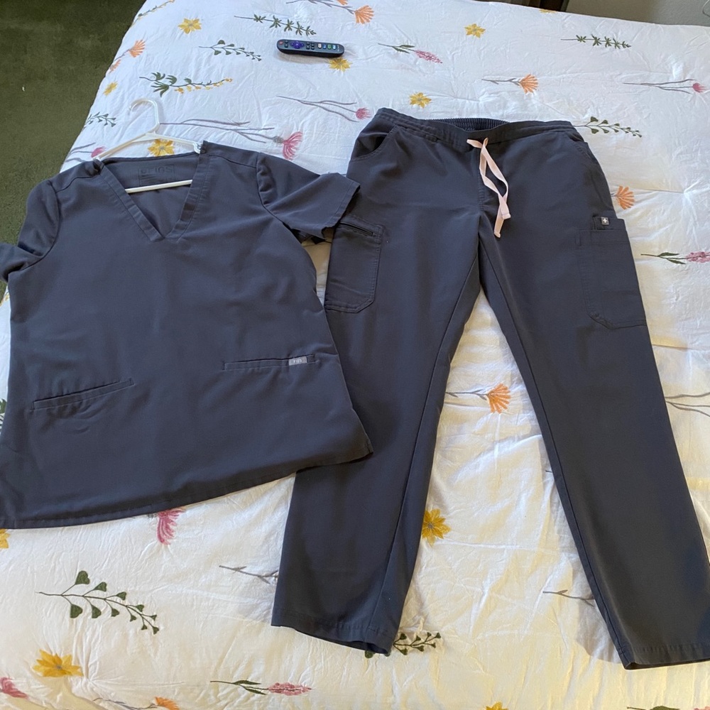 Figs Charcoal grey Yola skinny pants and Casma three pocket top